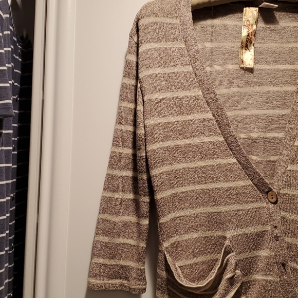 Cute button up cardigan 😀 - Picture 5 of 6